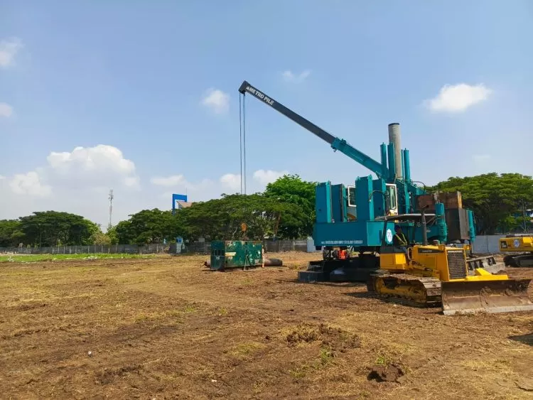 Sejumlah alat berat terlihat di lokasi pembangunan RSUD Surabaya Timur, Kamis (5/20/2023) | Kredit Foto: A1/Bicaraindonesia.id