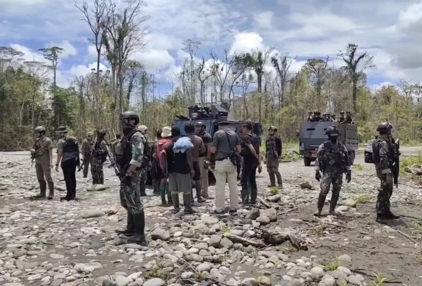 Petugas gabungan TNI-Polri saat melakukan penyisiran | dok: Humas Satgas Damai Cartenz