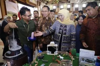 Gubernur Jawa Timur Khofifah Indar Parawansa saat menghadiri gelar prestasi pembangunan peternakan Jatim 2023 di Graha Samudera Bumimoro, Sabtu (25/11/2023) | dok/foto: Biro Adpim Pemprov Jatim