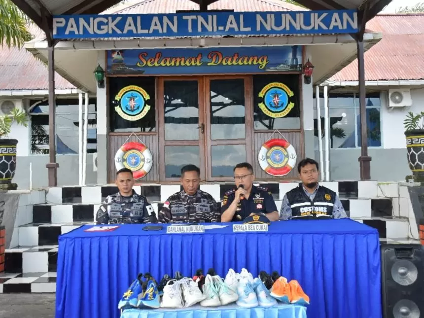 Konferensi pers terkait penyelundupan barang ilegal dari Tawau, Malaysia, Selasa (28/11/2023) | dok/foto: Dispen Koarmada II