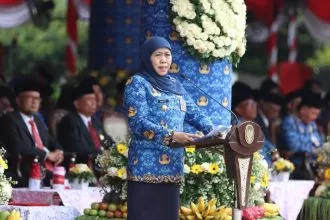 Gubernur Jawa Timur Khofifah Indar Parawansa memimpin upacara HUT ke-52 Korpri di Gedung Negara Grahadi, Surabaya, Rabu (29/11/2023) | Source: Kominfo Jatim