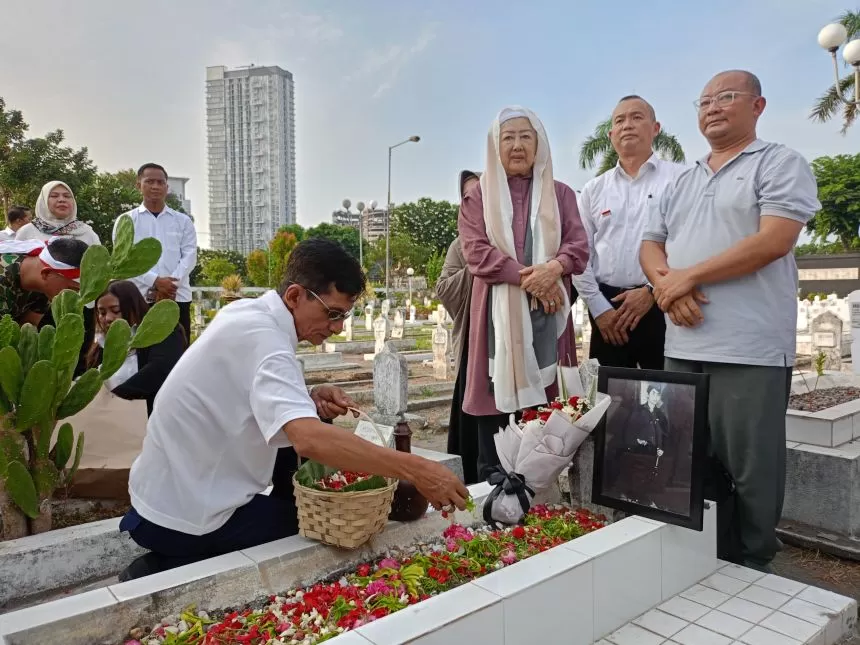 Ziarah dan tabur bunga di Taman Makam Pahlawan Ngagel Rejo Surabaya, Kamis (9/11/2023) sore | dok/foto: PR Midtown Hotels Indonesia