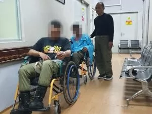 Dua petugas Satpol PP Surabaya saat dirawat di RSUD dr Soewandhie Surabaya | dok/foto: Satpol PP Surabaya