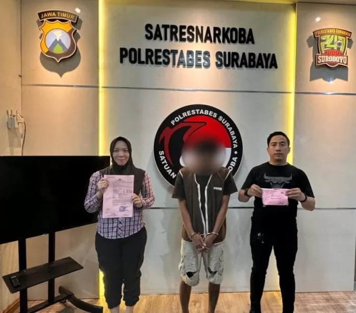 Tersangka GP (27) bersama barang bukti narkotika saat diamankan di Mapolrestabes Surabaya | dok/foto: Hum/Tabes/Jk