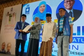 Ketua Umum DPP PAN Zulkifli Hasan menyerahkan surat rekomendasi kepada Khofifah Indar Parawansa untuk maju di Pilgub Jawa Timur 2024 | dok/foto: Dimas AP