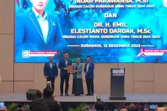 Ketua Umum Partai Demokrat Agus Harimurti Yudhoyono menyerahkan rekomendasi kepada Khofifah Indar Parawansa dan Emil Dardak untuk maju di Pilgub 2024 dalam acara konsolidasi di Kota Surabaya, Selasa (12/12/2023) malam | dok/foto: Dimas AP