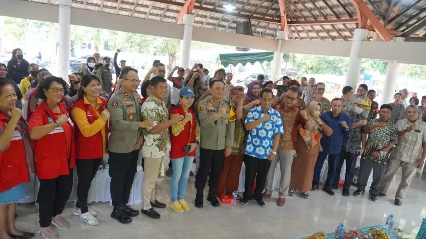 Kunjungan Kapolrestabes Surabaya Kombes Pol Pasma Royce dalam forum Jumat Curhat di Balai RW 7, Babadan Wiyung, Surabaya, Jumat (22/12/2023) | dok/foto: Istimewa