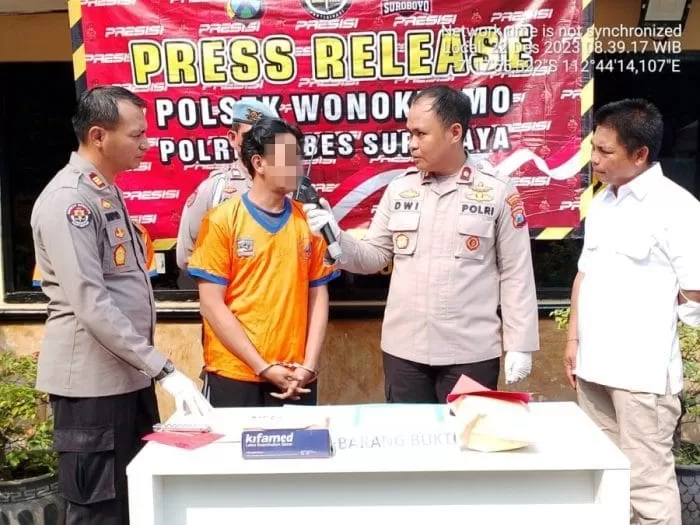 Pelaku MP (21) saat diamankan bersama barang bukti di Mapolsek Wonokromo, Polrestabes Surabaya, Jumat (21/12/2023) | dok/foto: Istimewa/Jk