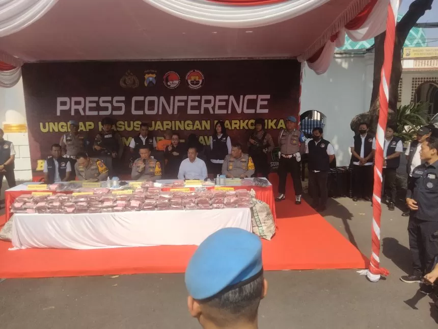 Konferensi pers ungkap kasus narkoba jaringan Sumatera-Jawa, di Mapolrestabes Surabaya, Rabu (20/12/2023) | dok/foto: JK/ Bicara Indonesia