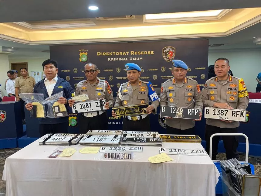 Konferensi pers ungkap kasus komplotan jaringan penjual STNK dan pelat kendaraan palsu di Mapolda Metro Jaya, Jakarta, Rabu (20/12/2023) | dok/foto: Hum/Polda