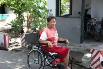 Wiji Rahayu (50), warga Kota Mojokerto, Jawa Timur, penerima bantuan kursi roda dari Kementerian Sosial | dok/foto: Hum/Kemensos