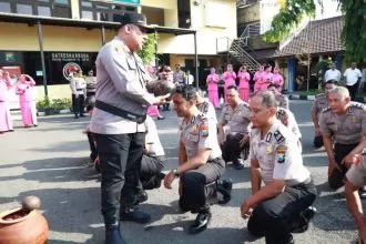 Upacara kenaikan pangkat personel Polres Pelabuhan Tanjung Perak Surabaya | dok/foto: Hum/Istimewa