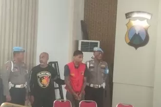 Tersangka berinisial AZS, saat diamankan di Polrestabes Surabaya | dok/foto: JK