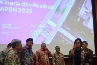 Menteri Keuangan Sri Mulyani dalam konferensi pers Realisasi APBN 2023 di Aula Mezzanine Kementerian Keuangan (Kemenkeu), Jakarta, Selasa (2/1/2024) | dok/foto: Hum/Kemenkeu