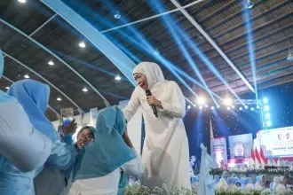 Dewan Pengarah TKN Khofifah Indar Parawansa saat menghadiri acara sholawat dan doa bersama untuk kemenangan Prabowo-Gibran di JX Internasional Surabaya, Jumat (9/2/2024) | dok/foto: Istimewa