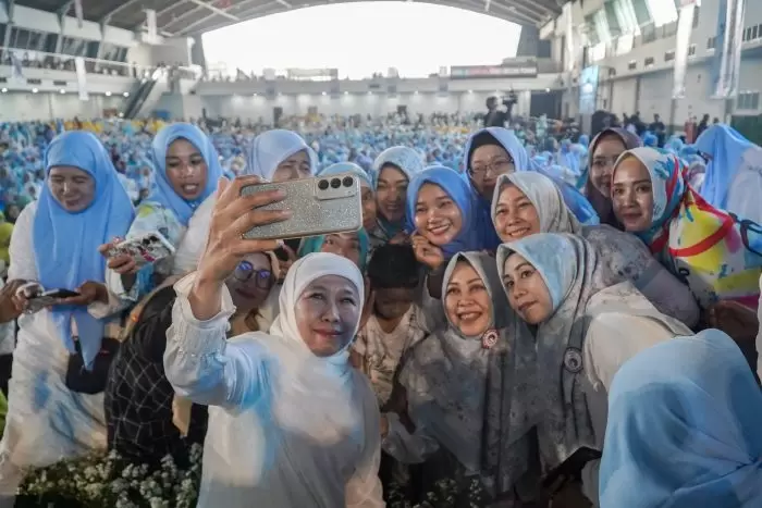 Dewan Pengarah TKN Khofifah Indar Parawansa saat menghadiri acara sholawat dan doa bersama untuk kemenangan Prabowo-Gibran di JX Internasional Surabaya, Jumat (9/2/2024) | dok/foto: Istimewa