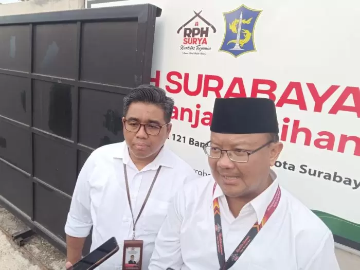 Kanan: Direktur PD Rumah Potong Hewan (RPH) Surabaya, Fajar Arifianto Isnugroho | dok/foto: and/Bicaraindonesia.id