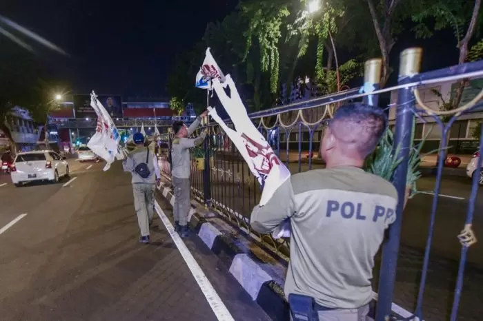Satpol PP melakukan penertiban Alat Peraga Kampanye (APK) di jalan-jalan protokol Kota Surabaya pada Minggu (11/2/2024) dini hari | dok/foto: Istimewa