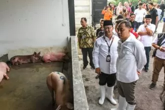 Wali Kota Eri Cahyadi saat meresmikan Rumah Potong Hewan (RPH) khusus babi di Banjarsugihan, Tandes Surabaya, Jumat (23/2/2024) | dok/foto: Istimewa