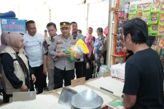 Satgas Pangan saat melakukan pengecekan ketersediaan bahan pangan di Kota Balikpapan, Jumat 8 Maret 2024 | Sc: SPIT/Hum/Polri