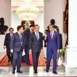 Presiden Joko Widodo menerima kunjungan kehormatan Menteri Luar Negeri Republik Rakyat Tiongkok (RRT) Wang Yi di Istana Merdeka, Jakarta, Kamis (18/4/2024) | dok/foto: BPMI Setpres