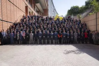 Foto bersama para delegasi dari 136 negara dalam konferensi NCB INTERPOl Tahun 2024 di Lyon, Prancis | Source: ©INTEROL